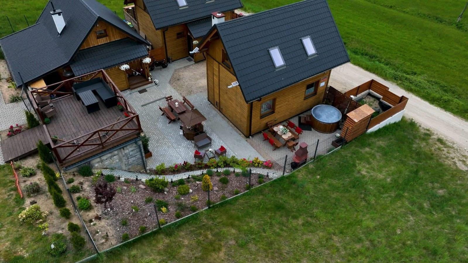 Siedlisko Złota Góra z lotu ptaka: domy, taras, jacuzzi i ogród