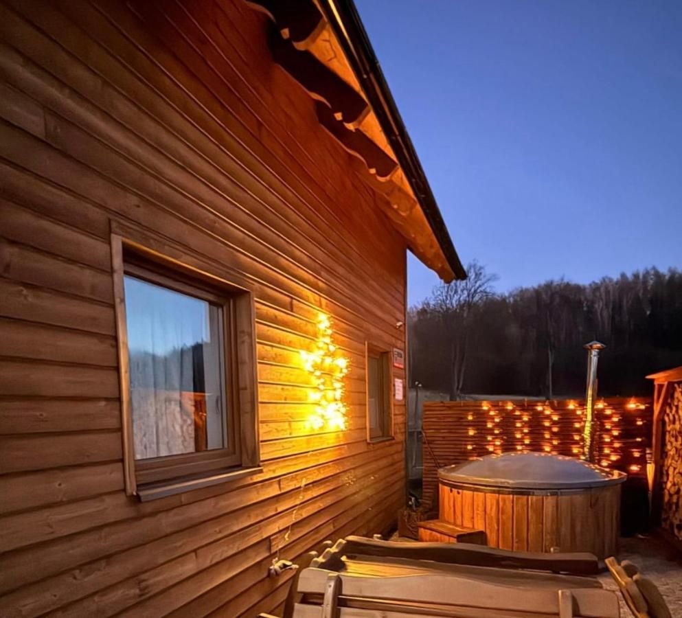Domek i jacuzzi o zmierzchu